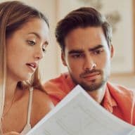 Ein Paar bespricht den Prozess zur Erneuerung seines Ejari online in Dubai