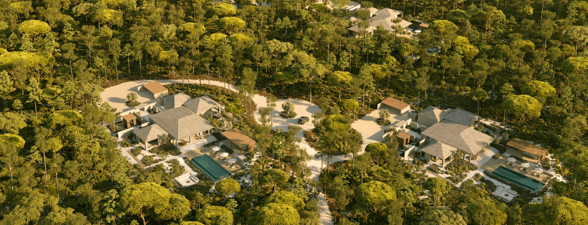 Luftaufnahme von luxuriösen Villen mit Pools, eingebettet in einen dichten, grünen Wald, verbunden durch gewundene Pfade und umgeben von üppigen Bäumen.