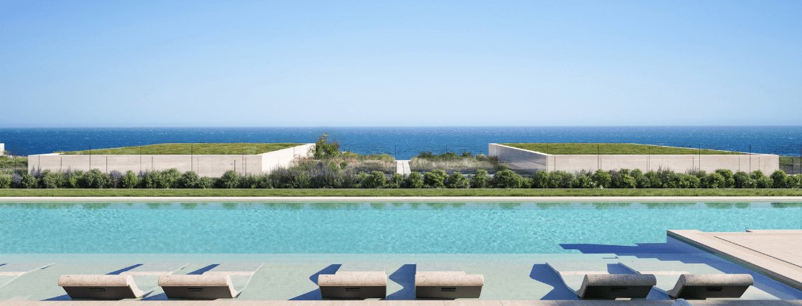 Renderitzat d'una nova construcció a Manilva - 6 tumbones davant de la piscina i el mar.