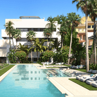 Render d’un nou projecte de construcció a Manilva: fantàstica piscina llarga amb tumbones al seu costat, palmeres i edificis nous a la part central de la imatge i al costat dret.