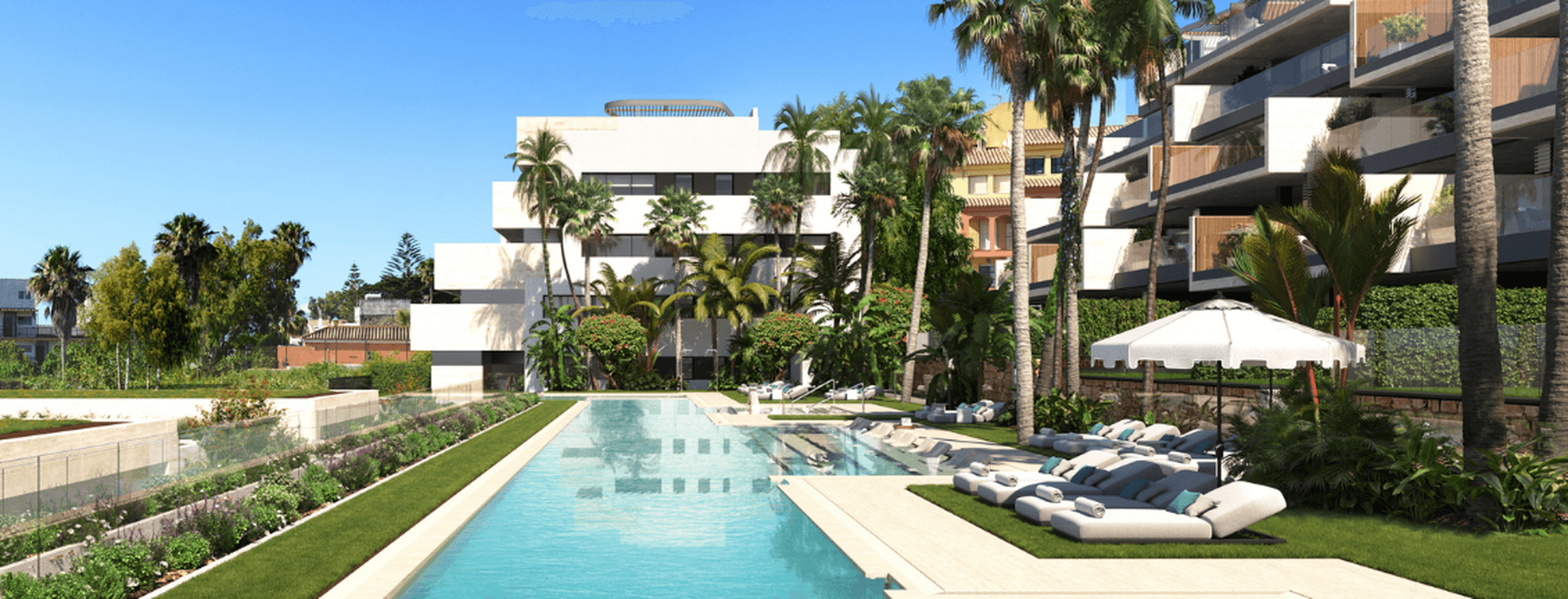 Render d’un nou projecte de construcció a Manilva: fantàstica piscina llarga amb tumbones al seu costat, palmeres i edificis nous a la part central de la imatge i al costat dret.