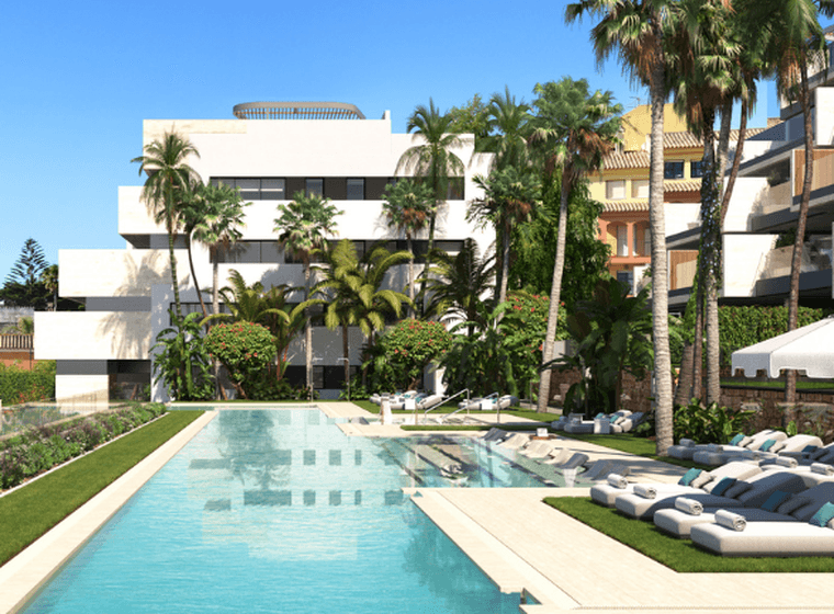 Render d’un nou projecte de construcció a Manilva: fantàstica piscina llarga amb tumbones al seu costat, palmeres i edificis nous a la part central de la imatge i al costat dret.