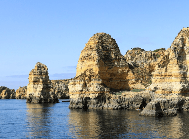 Blick auf die Costa de Oiro mit ihren felsigen Küsten und ruhigen Gewässern.