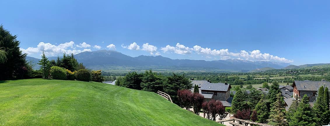 Vistes a les muntanyes des del jardí.