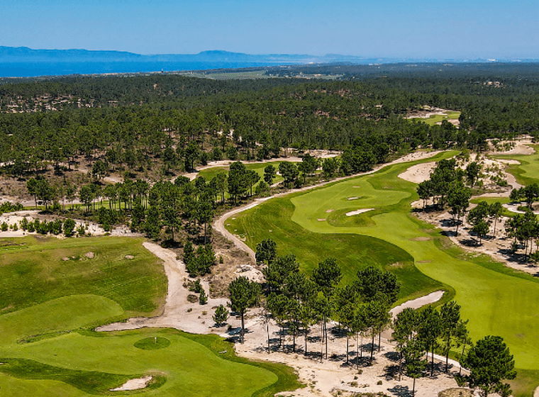 vista aerea de campo de golfe em Portugal