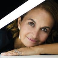 Πορτρέτο της Ελευθερίας Ντεκώ, πρωτοπόρου φωτίστριας, με ένα φωτεινό σωλήνα στο χέρι της.