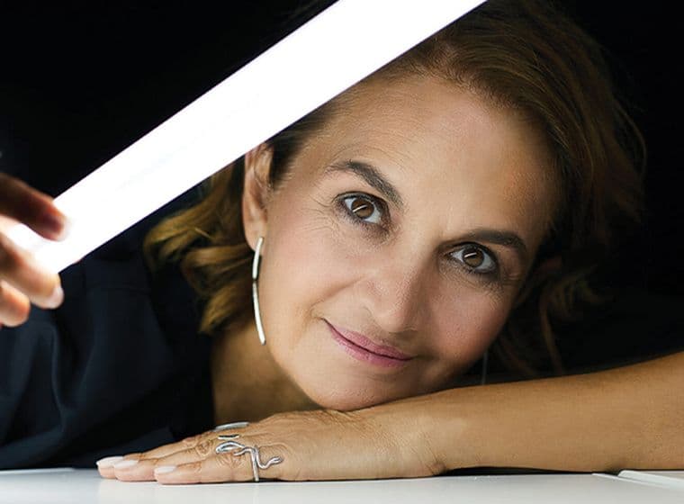 Πορτρέτο της Ελευθερίας Ντεκώ, πρωτοπόρου φωτίστριας, με ένα φωτεινό σωλήνα στο χέρι της.