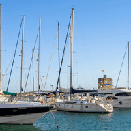 Port de Sotogrande i els seus vaixells, amb cel blau i mar en calma