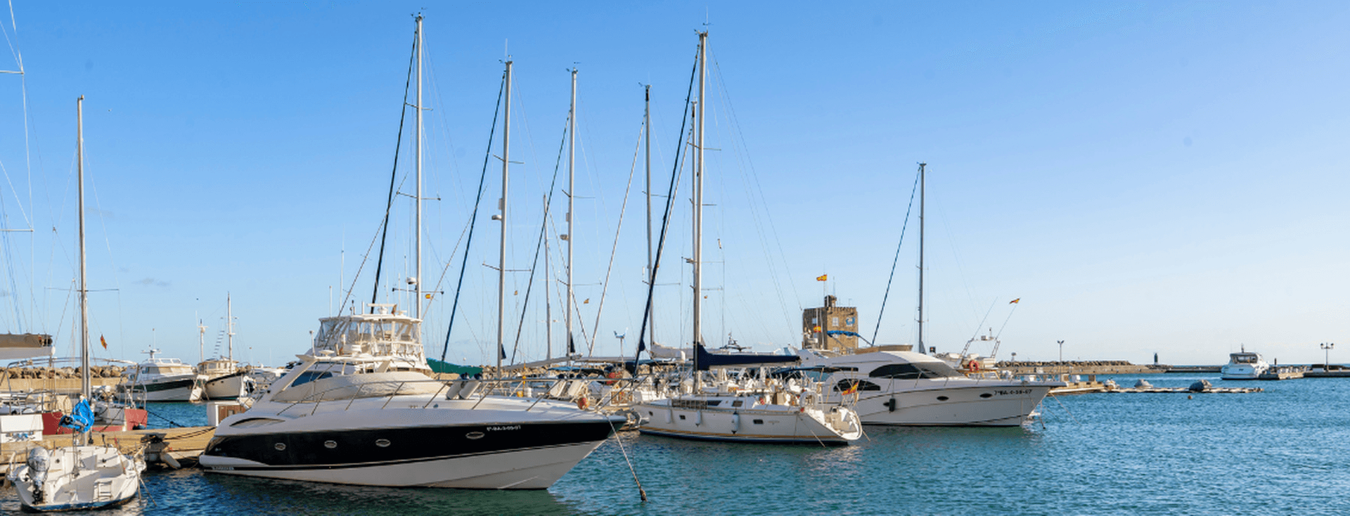 Port de Sotogrande i els seus vaixells, amb cel blau i mar en calma