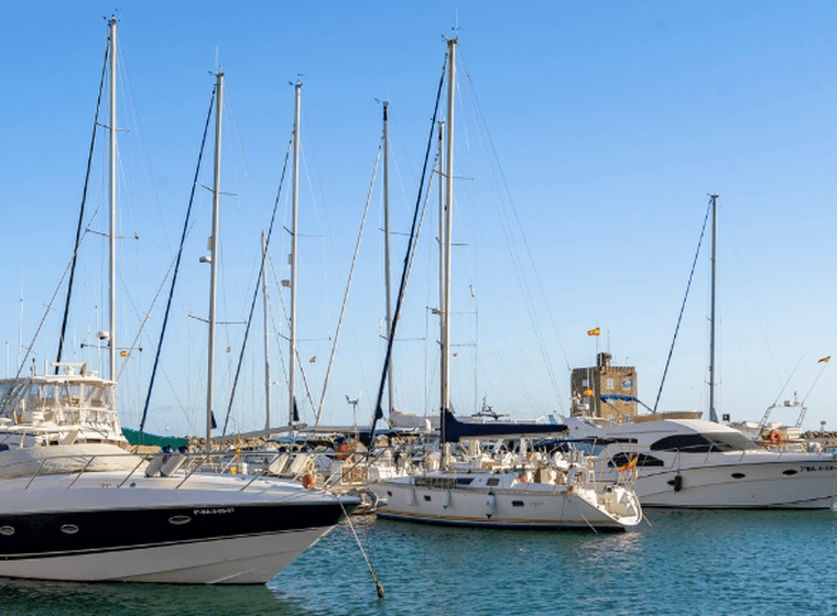 Port de Sotogrande i els seus vaixells, amb cel blau i mar en calma