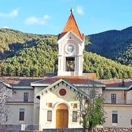 Arquitectura singular de l'ajuntament de Das amb muntanyes al darrere.