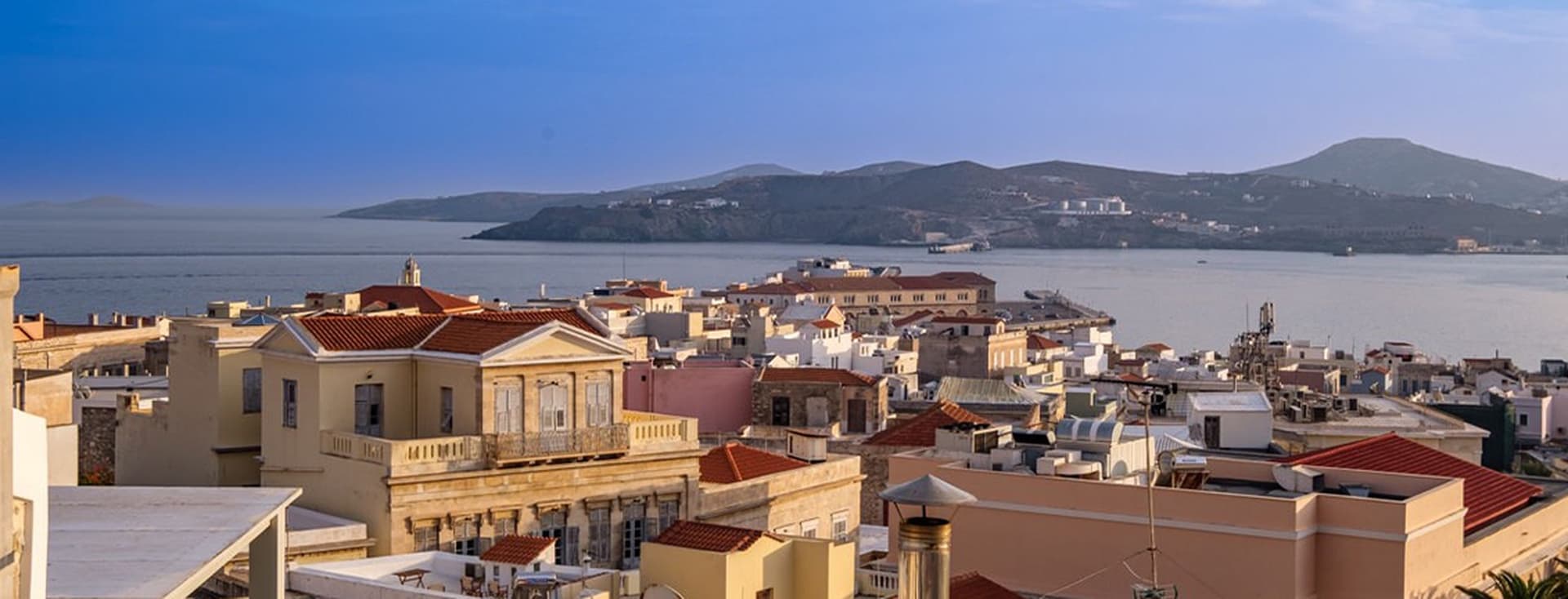 Ένα τοπίο όμορφο μιας πόλης με θέα τη θάλασσα και το βούνο.