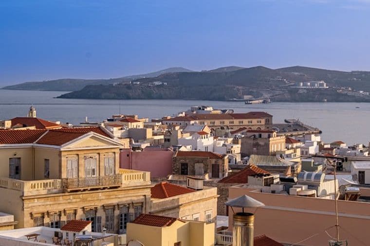 Ένα τοπίο όμορφο μιας πόλης με θέα τη θάλασσα και το βούνο.