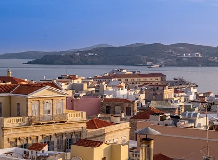 Ένα τοπίο όμορφο μιας πόλης με θέα τη θάλασσα και το βούνο.