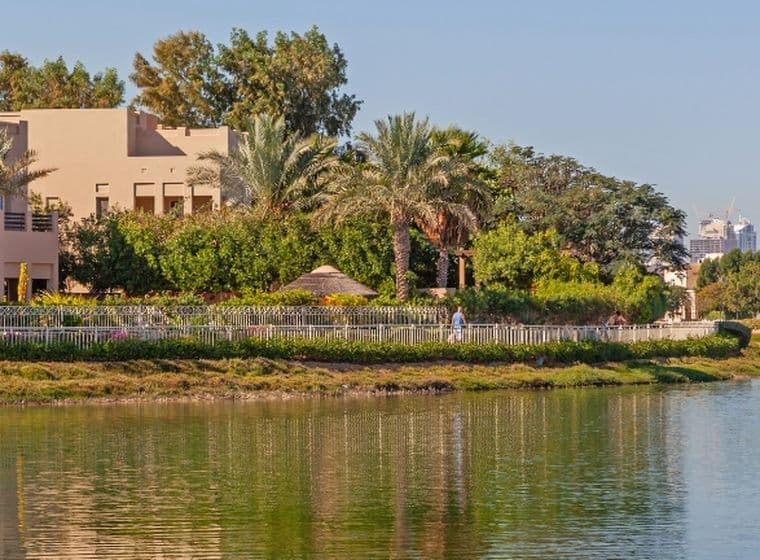 Seen und Villen in Emirates Living – einer der beliebtesten Wohnorte für britische Auswanderer in Dubai
