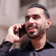 Lizenzierter Immobilienmakler in Dubai spricht mit Kunden am Telefon