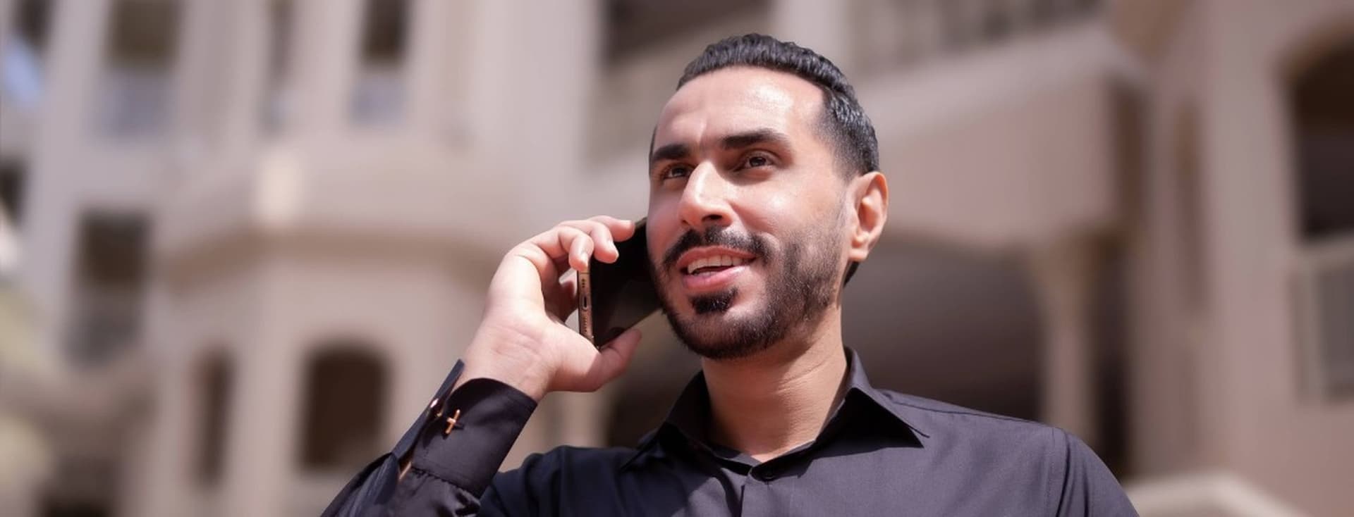 Lizenzierter Immobilienmakler in Dubai spricht mit Kunden am Telefon