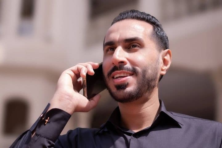 Lizenzierter Immobilienmakler in Dubai spricht mit Kunden am Telefon