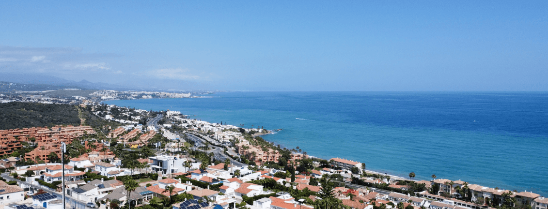 Casares. Costa del Sol. Vista des de dron. Urbanització davant del mar.