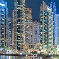 Uferpromenade und Skyline der Dubai Marina