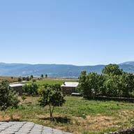 Vistes cap a un camp verd i les muntanyes des de casa a Guils.