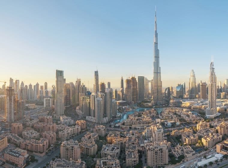 Panoramablick auf die Innenstadt von Dubai mit zahlreichen Off-Plan- und fertiggestellten Emaar-Immobilien