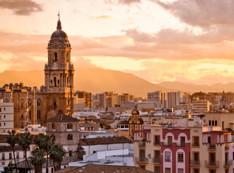 Vista panorámica del centro historico de Málaga, con la catedral en el centro como protagonista y rodeada de un montón de edificios típicos