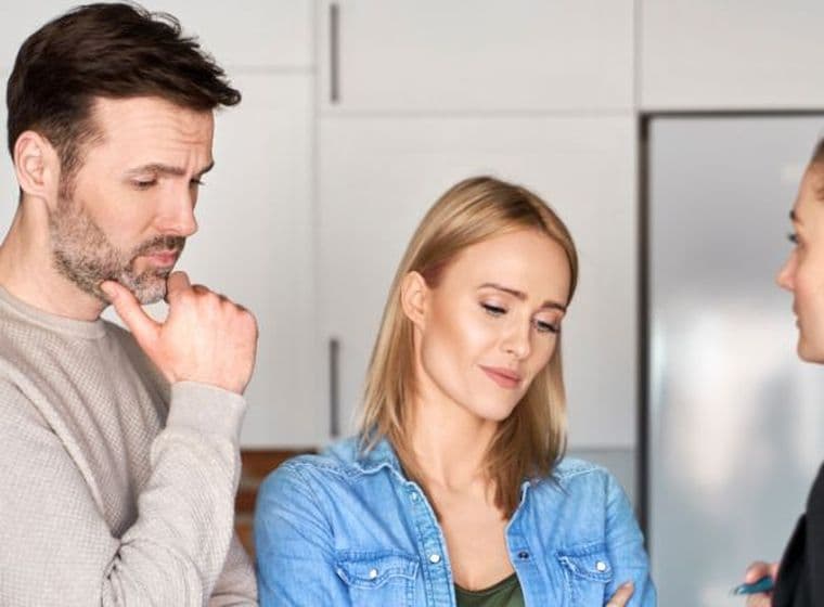 Unzufriedene Mieter nach einem Mietstreit mit ihrem Vermieter