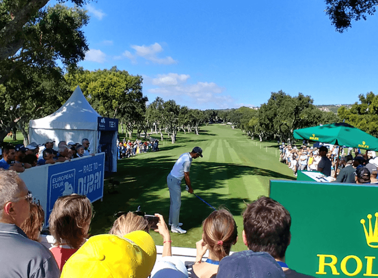 Campionat de golf patrocinat per Rolex. Un jugador està competint i la gent l'està mirant.