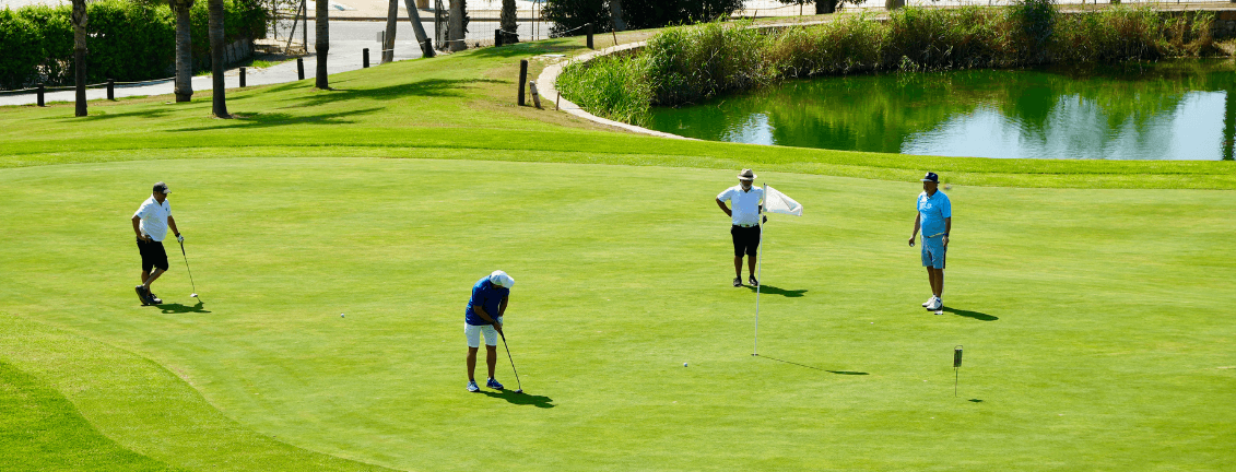 Camp de golf de Sotogrande, quatre persones jugant a golf