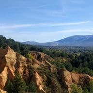 Badlands Olopte. Badlands o terra roja erosionada i vistes a les muntanyes