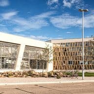 Fassade der Deutschen Schule Madrid im Stadtteil Montecarmelo.