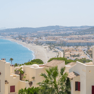 Urbanització de Casares - cases blanques i vista al mar. Algunes palmeres