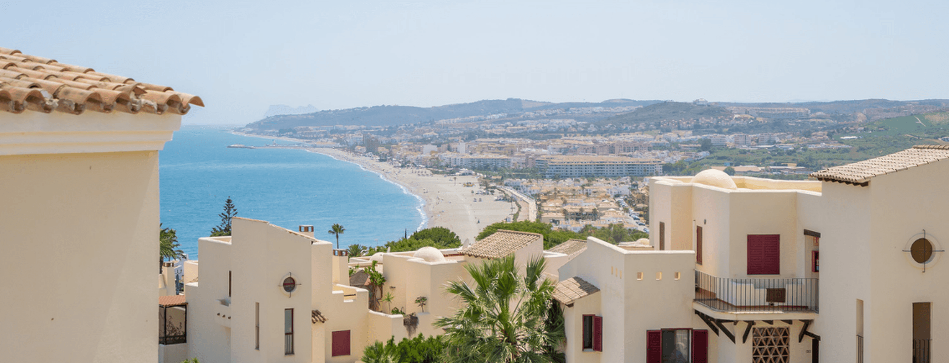 Urbanització de Casares - cases blanques i vista al mar. Algunes palmeres