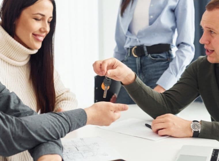 Ein Immobilienmakler prüft im Auftrag des Vermieters zwei potenzielle Mieter.