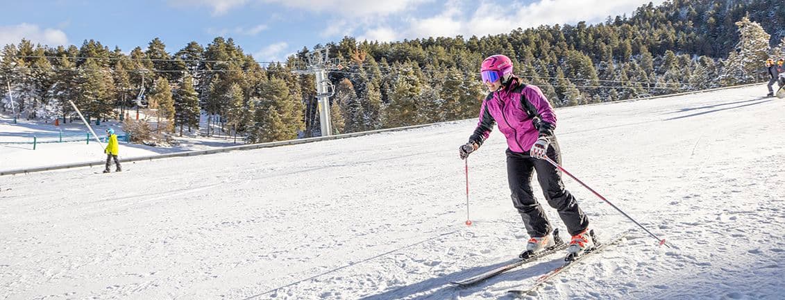 Dona esquiant per la pista d'esquí Masella.