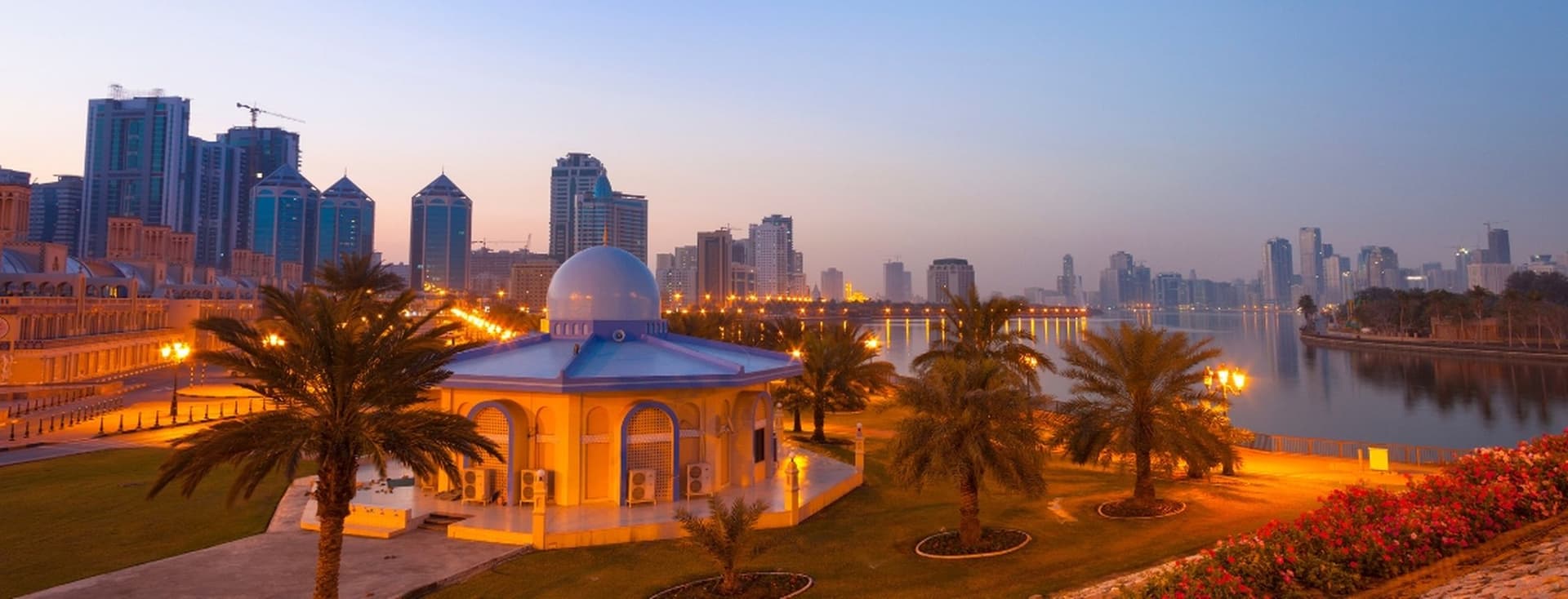 Moschee und Uferpromenade in Sharjah bei Sonnenuntergang
