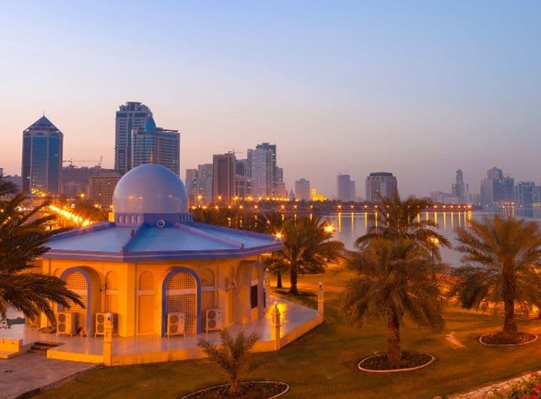 Moschee und Uferpromenade in Sharjah bei Sonnenuntergang