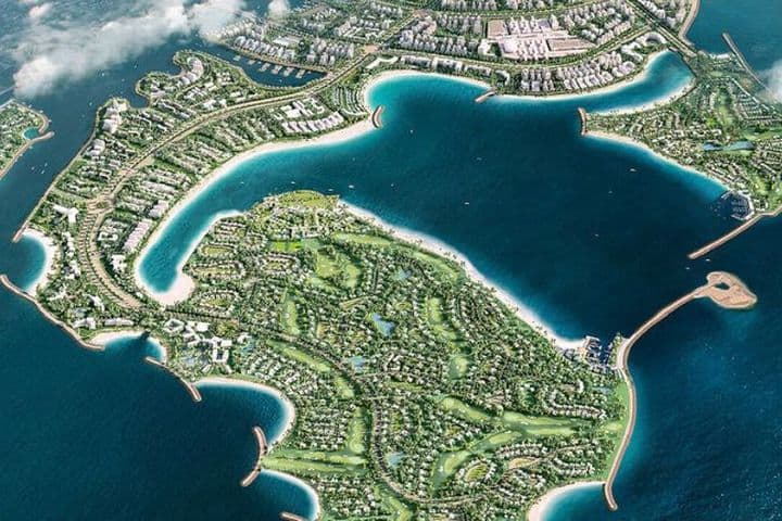 Masterplan der Dubai Islands mit fünf miteinander verbundenen Inseln, auf denen sich Villen und Apartments inmitten grüner Landschaften befinden – mit weitläufigen Stränden und Yachthäfen.