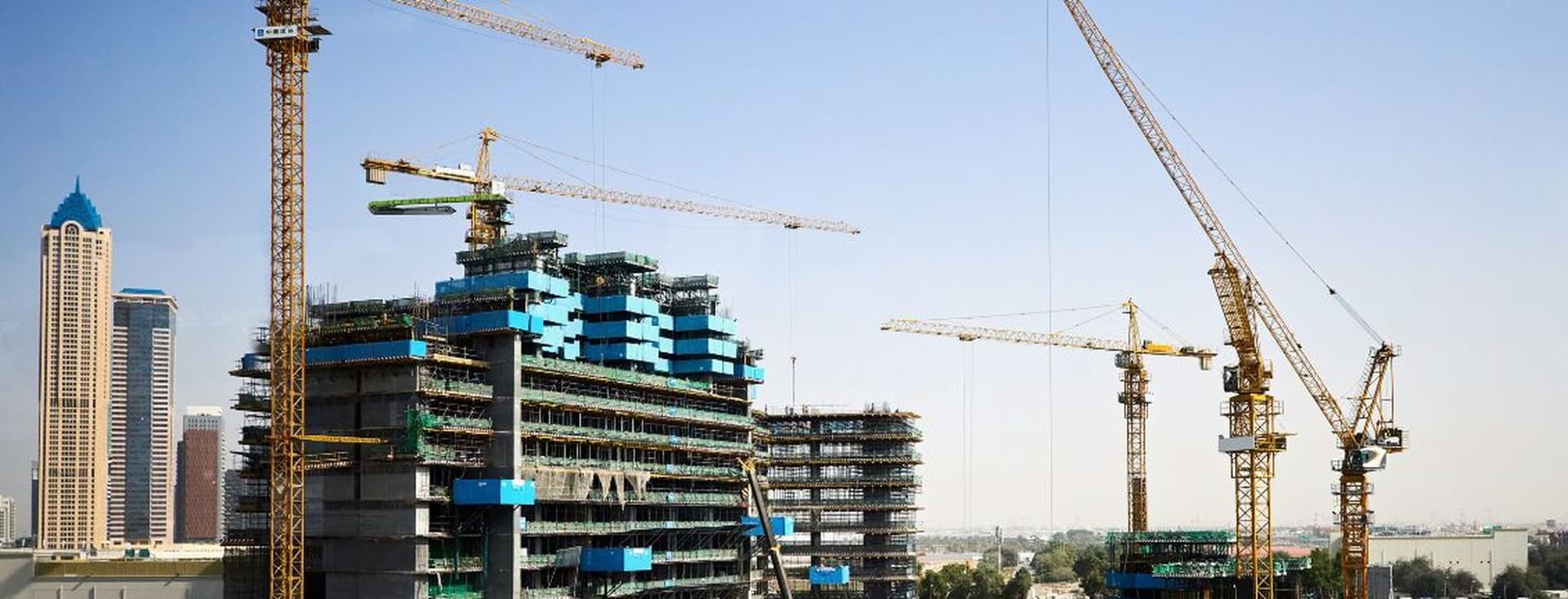 Zeitgenössische Apartments im Bau in einer erstklassigen Lage in Business Bay, die den Reiz des Kaufs von Off-Plan-Immobilien in Dubai zeigen.
