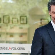 Ένας σύμβουλος ακινήτων, έξω από το κατάστημα της Engel & Völkers.