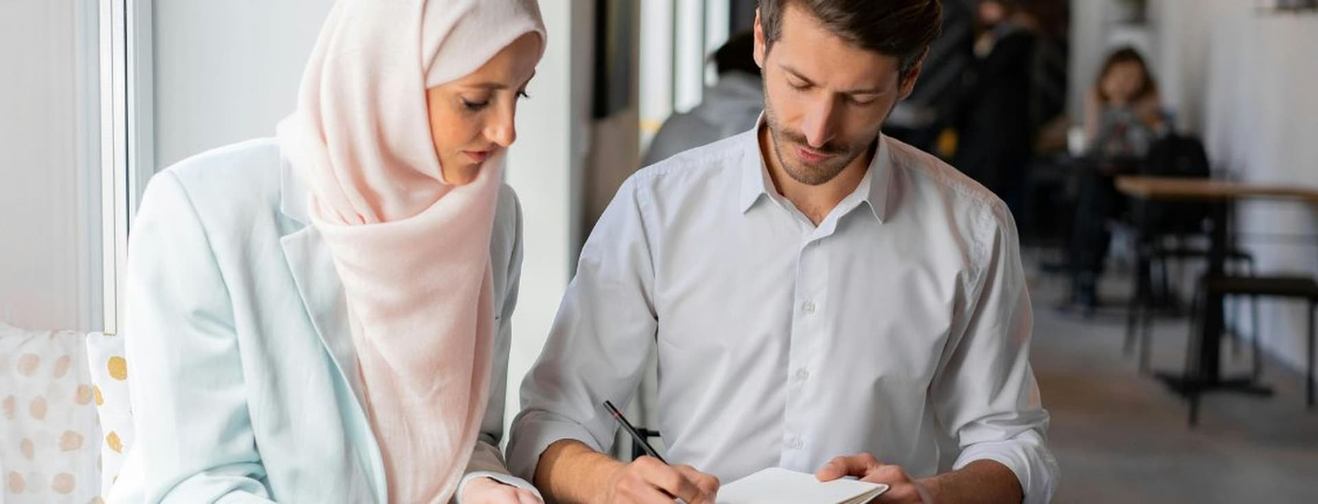 Mortgage broker and client discuss Islamic Mortgage in Dubai