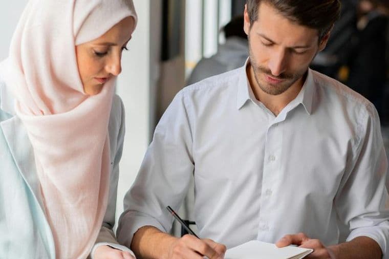 Mortgage broker and client discuss Islamic Mortgage in Dubai