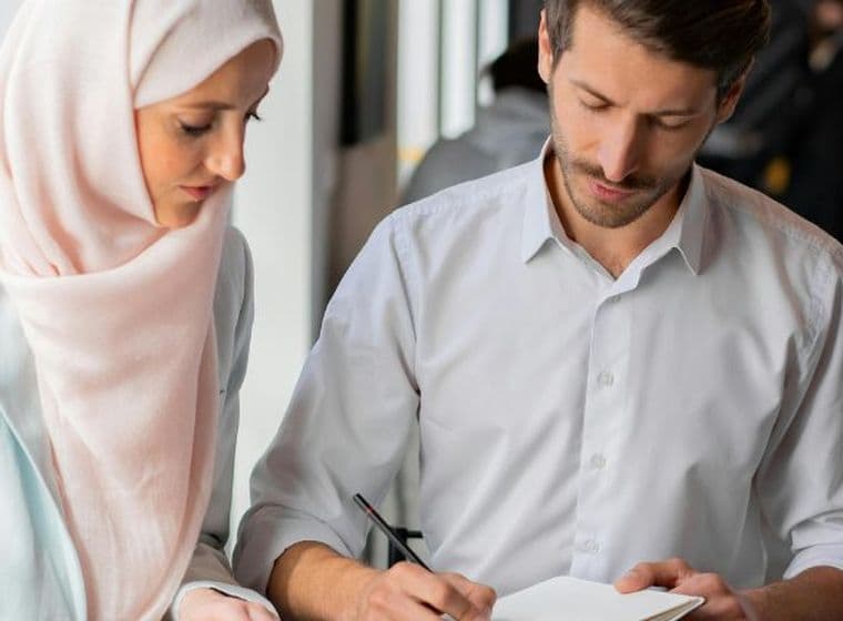 Hypothekenmakler und Kunde besprechen islamische Hypotheken in Dubai