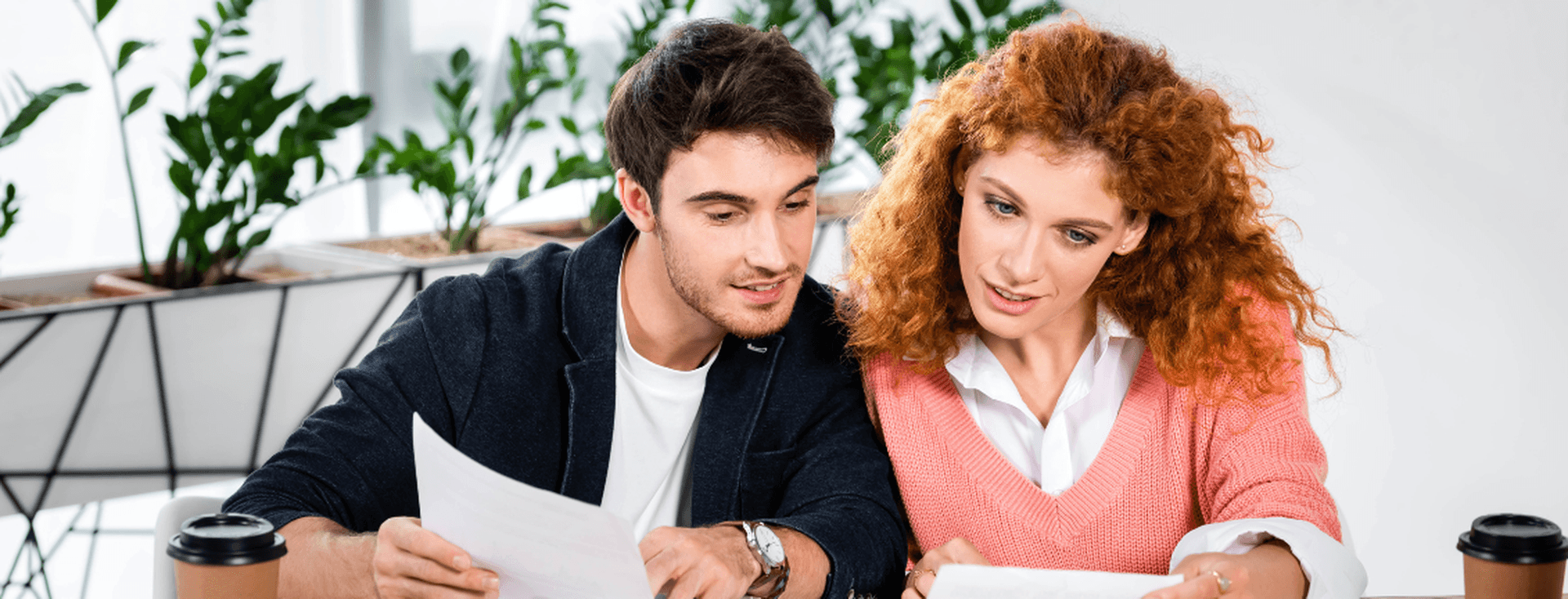 Paar prüft den Papierkram im Rahmen des Prozesses zur Stornierung des Ejari für sein Mietobjekt in Dubai