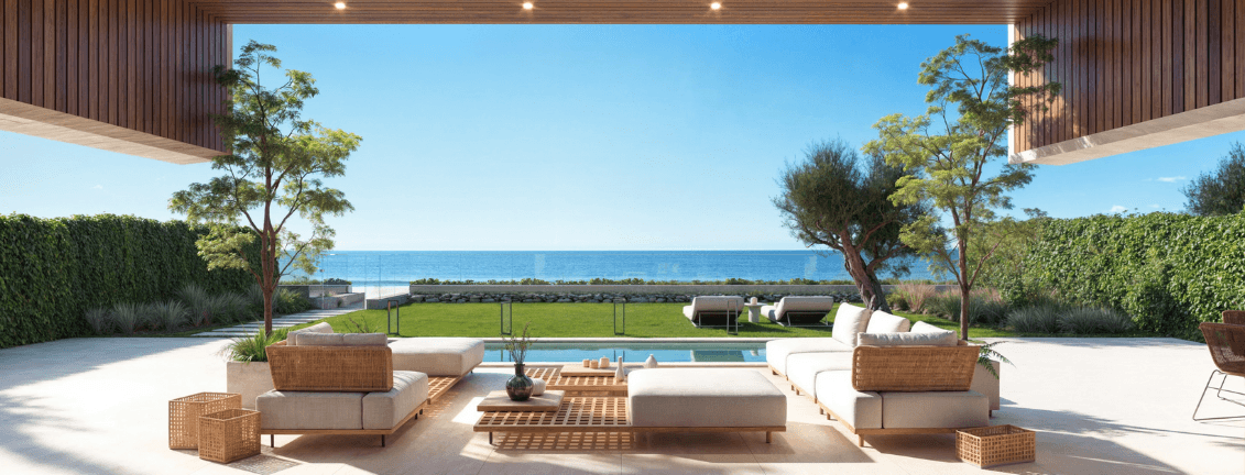 Render d’un nou desenvolupament a Manilva. Terrassa oberta amb vista al mar i una piscina. Al centre, un preciós conjunt de sofàs de fusta per a l’exterior envoltat de dos arbres. La terrassa està protegida per un sostre de fusta obert. Sensació de luxe.