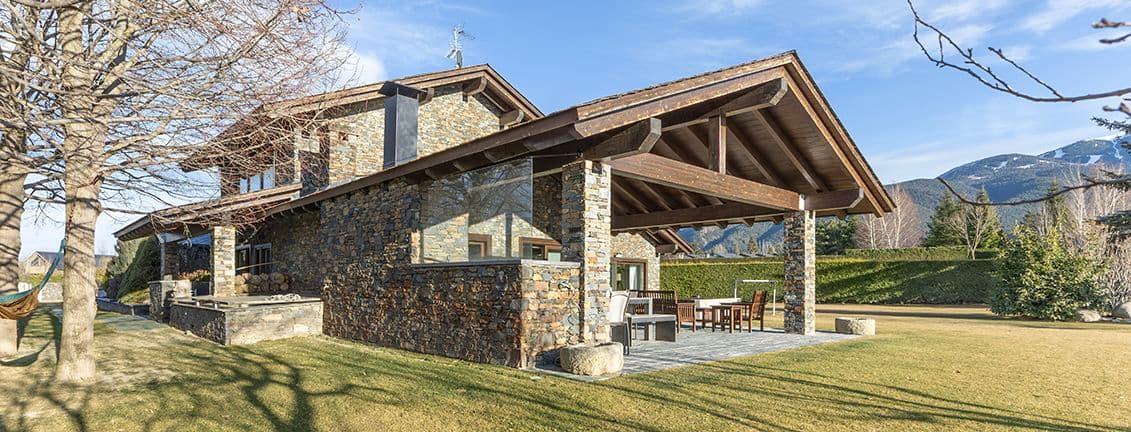 Casa a El Pla, Prats i Sansor. Casa unifamiliar amb jardí i vistes a les muntanyes.