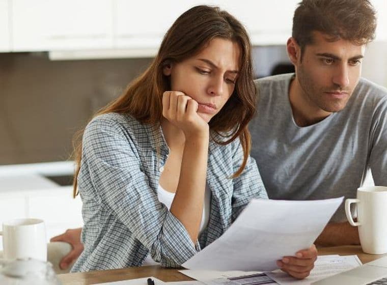 Paar prüft den RERA-Mietindex