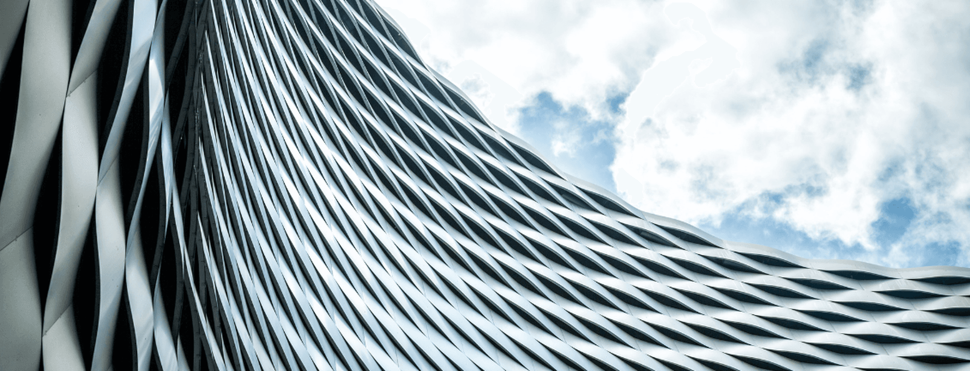 Die Fassade eines eleganten, zeitgenössischen Geschäftsgebäudes, die wichtige Überlegungen für Investoren beim Vergleich von Gewerbe- und Wohnimmobilien hervorhebt.