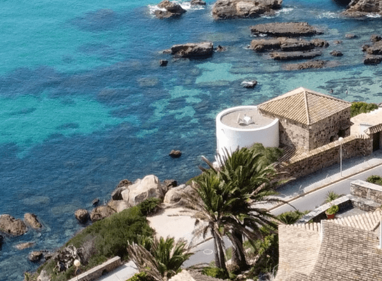 Costa de la Llum - vista al mar. Vil·les. Palmeres. Roques al mig del mar. Diferents colors turqueses a l'aigua